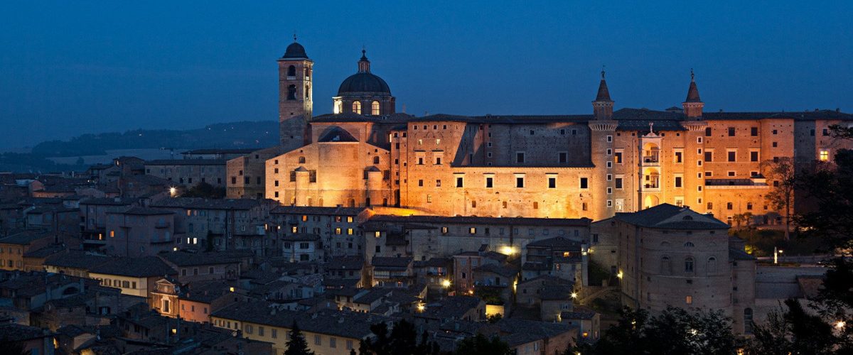 URBINO, MONTEFELTRO Parti da qui alla scoperta dei piccoli borghi del Montefeltro, delle città d'arte come Urbino, San Marino, San Leo o dirigiti verso Assisi, Gubbio o Loreto. Tappa fissa sono le Grotte di Frasassi. VIAGGIATORE ITINERANTE